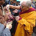 Voilà à présent que le dalaï-lama se mêle de vacciner les bébés indiens 