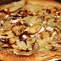 Tarte fine au brie, miel et oignons