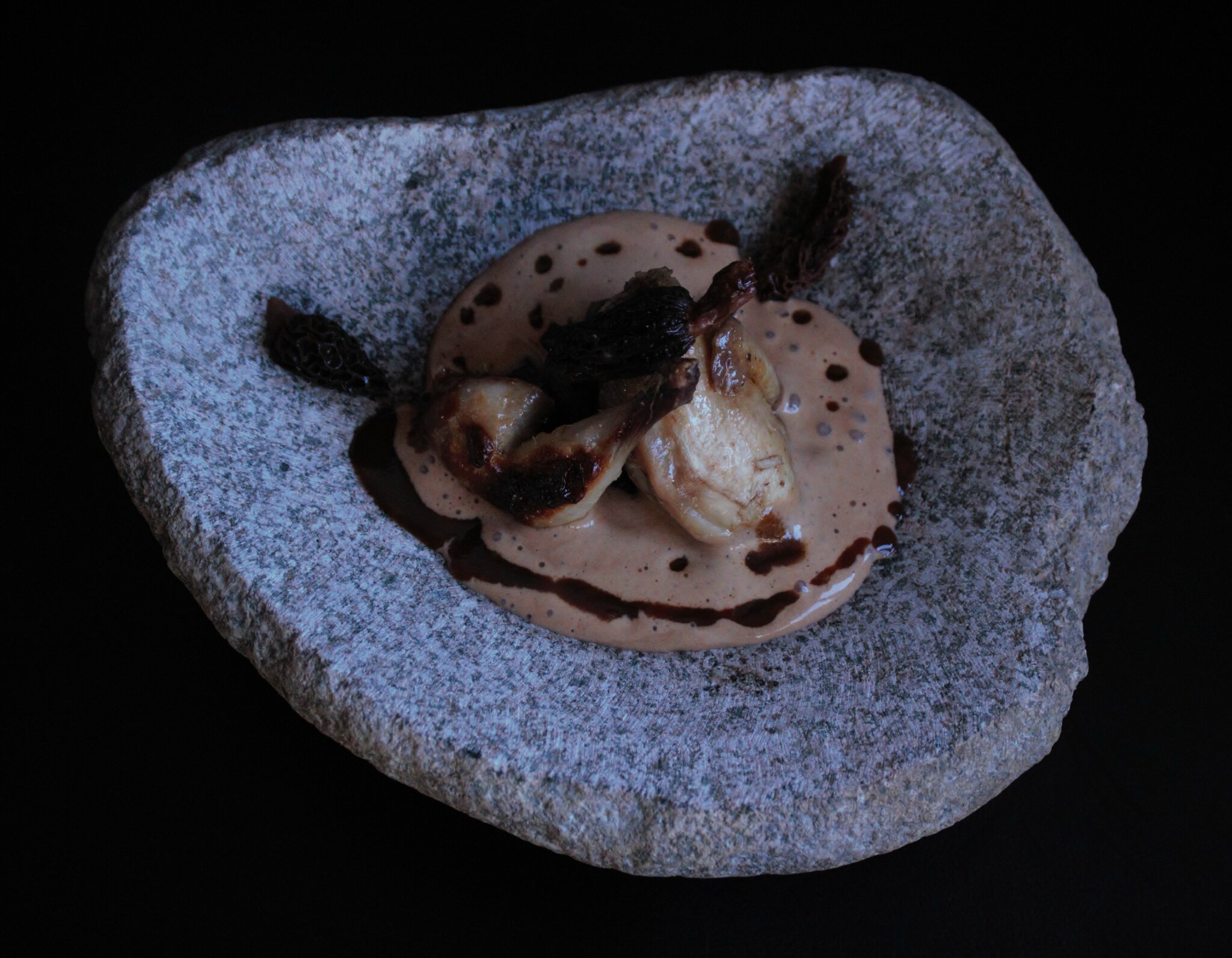 Caille rôtie à la confiture de lait, écume de morilles au café de glands de chêne, choux rouge