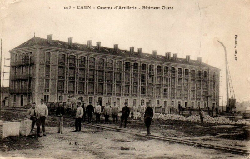 105 - Caen - Caserne d'artillerie - Batiment Ouest (carte postale coll. Verney-grandeguerre)